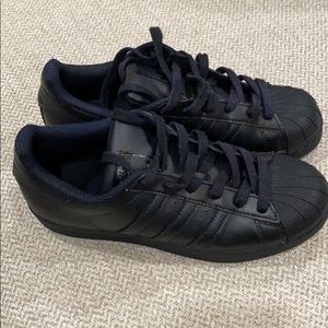 Black adidas shell toe size 6.5 in women